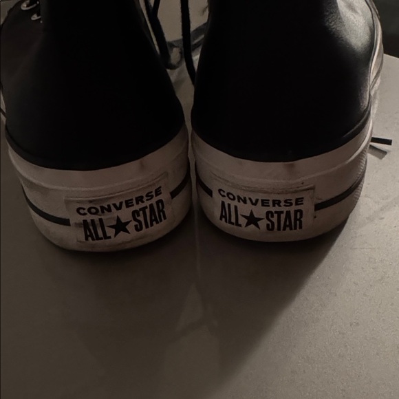 Women’s 7.5 Converse Black and White High-Top Sneakers/ hardly worn - Picture 5 of 7